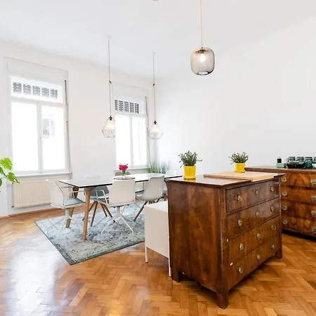 Marschall 10 Stilvoll Wohnen Mit Kleinem Balkon Im Herzen Von *