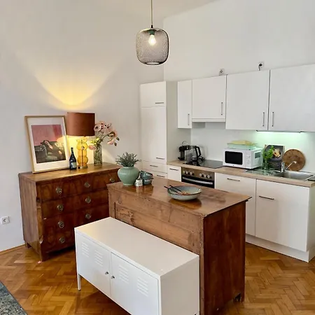 アパート Marschall 10 Stilvoll Wohnen Mit Kleinem Balkon Im Herzen Von グラーツ