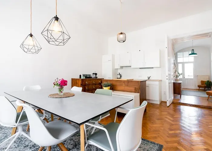 Marschall 10 Stilvoll Wohnen Mit Kleinem Balkon Im Herzen Von * Štýrský Hradec